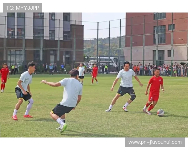 黄石与江苏足球队友谊赛精彩上演 球员们展现高水平竞技状态